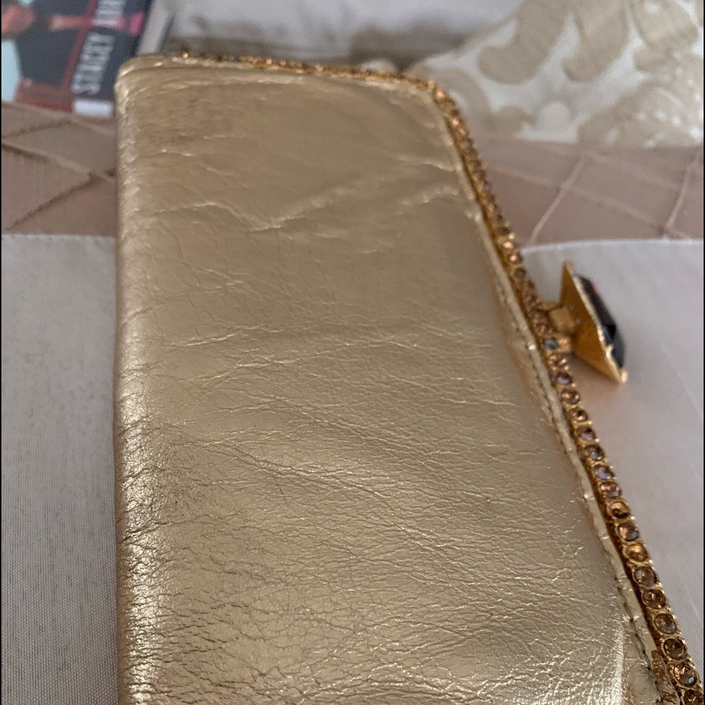 Gold cocktail bag with bronz jewel fasten